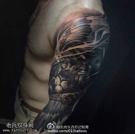 肩膀经典的老虎纹身图案