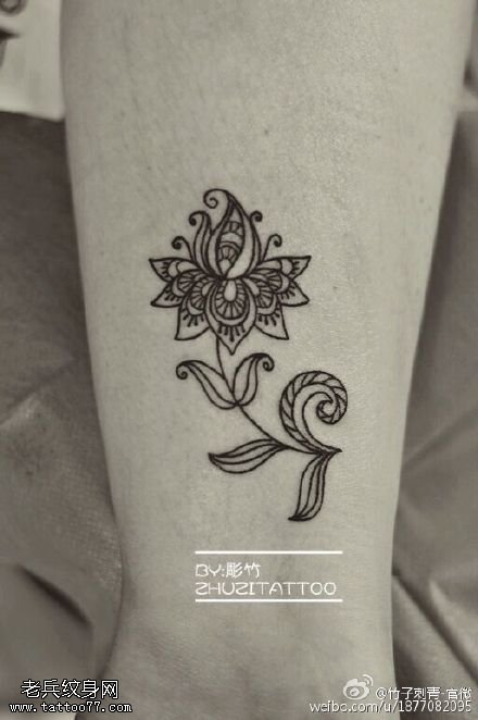 小腿上的花卉纹身图案