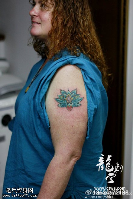 肩膀蓝色的莲花纹身图案
