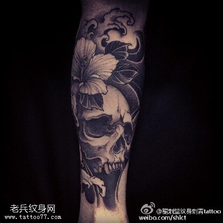 小腿上的骷髅花卉纹身图案