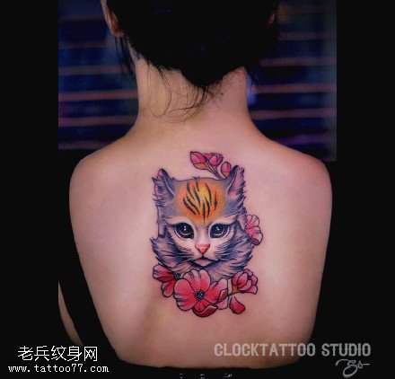 背部小猫咪花卉纹身图案