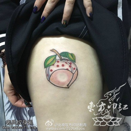 大腿上的桃子纹身图案