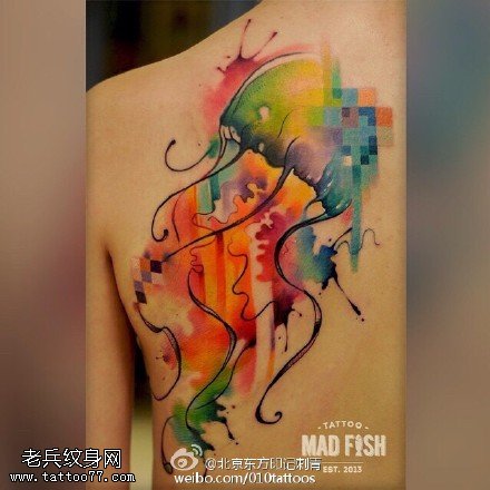 肩膀水彩的水母纹身图案