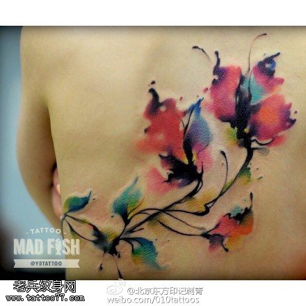 背部水彩的花卉纹身图案
