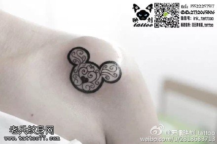 肩膀的米奇纹身图案