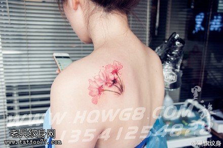 肩部清新的花卉纹身图案