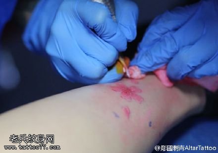 手臂的桃花纹身图案