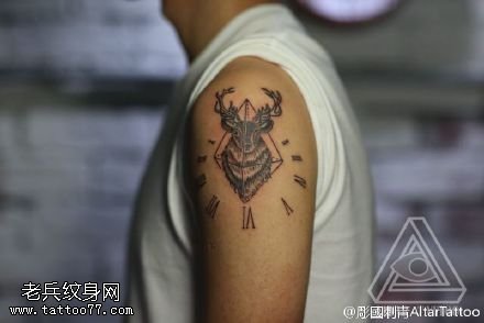 肩部的罗马鹿纹身图案
