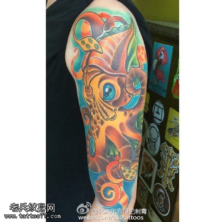 肩部上的章鱼纹身图案