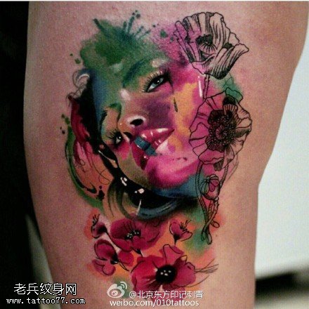 腿部水彩的女人纹身图案