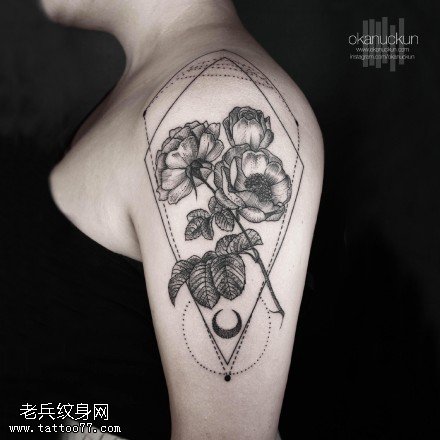 肩部荆棘的花卉纹身图案