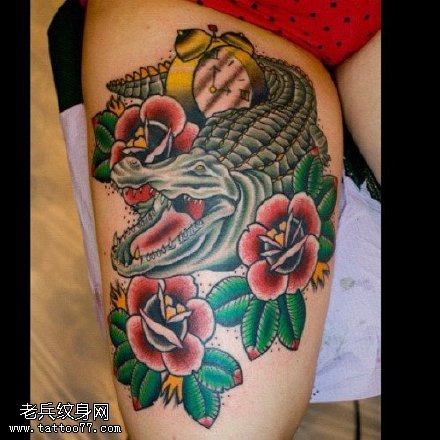 大腿花卉鳄鱼纹身图案
