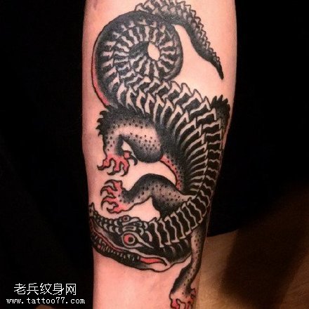 小腿上的鳄鱼纹身图案