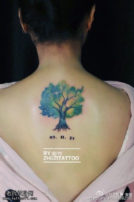 背部的彩树纹身图案