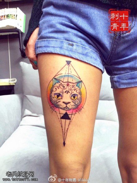 大腿上的喵喵纹身图案