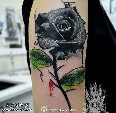 手臂上的黑玫瑰纹身图案