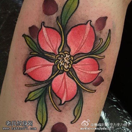 手臂彩色花卉纹身图案
