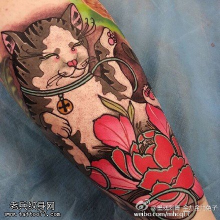 手臂上猫咪牡丹纹身图案