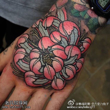 手背上的大菊花纹身图案