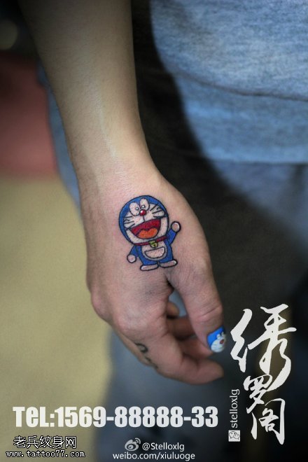 虎口处的蓝胖子纹身图案