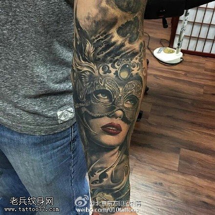 手臂上的面具美女纹身图案