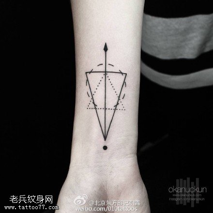 手臂的几何图形纹身图案
