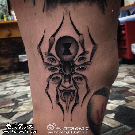 腿部的蜘蛛纹身图案