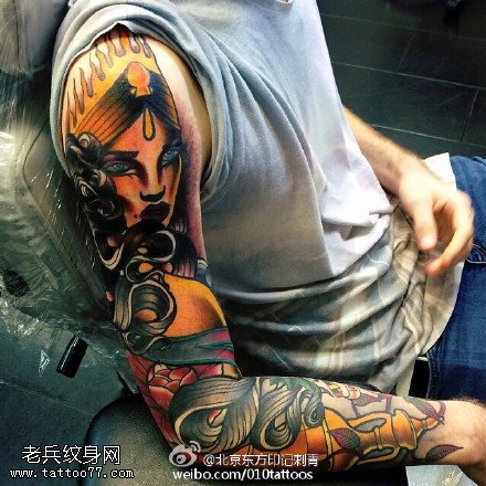 卷发女郎大花臂纹身图案