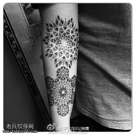 手臂点刺的梵花纹身图案