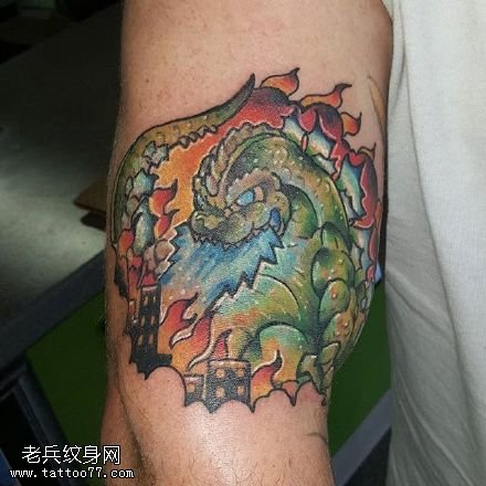 手臂的彩色恐龙纹身图案