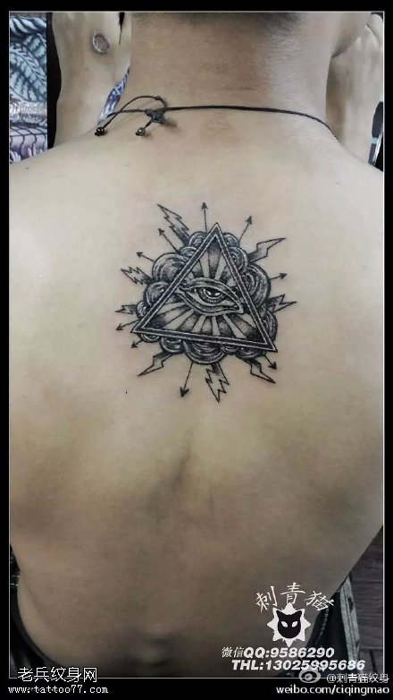 背部的上帝之眼纹身图案