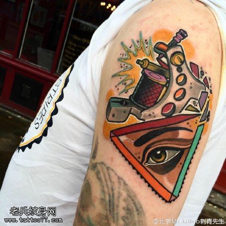 肩膀彩绘的纹身机纹身图案