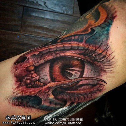 肩部3D大眼睛纹身图案