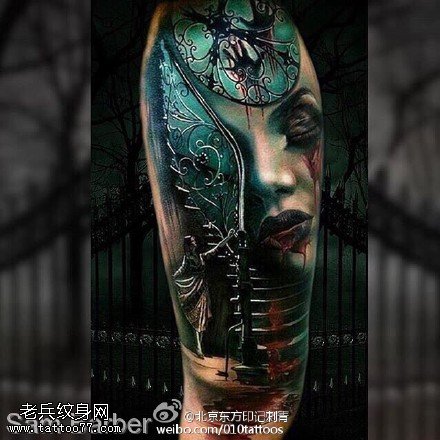 肩部半只面具纹身图案