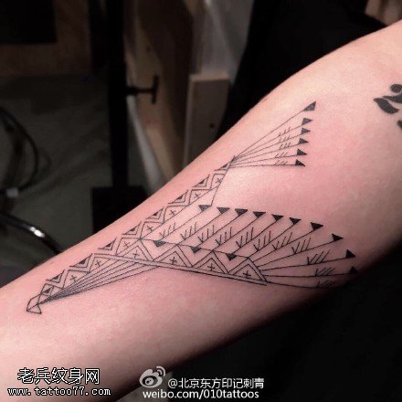 手臂几何元素的老鹰纹身图案