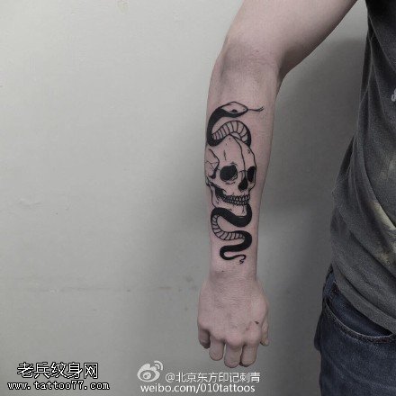 手臂上的蛇骷髅纹身图案