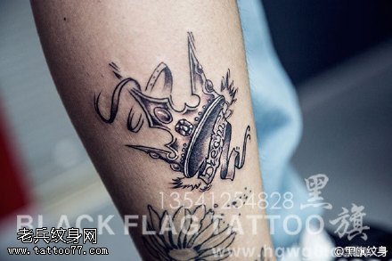 手臂点刺的皇冠纹身图案