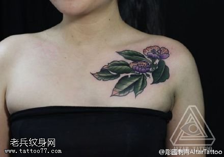 肩膀的小花卉纹身图案