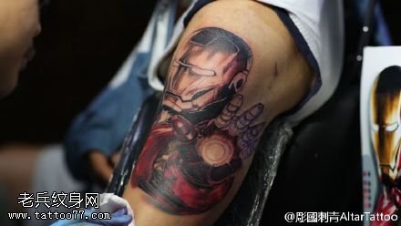 肩膀的铁面人物纹身图案