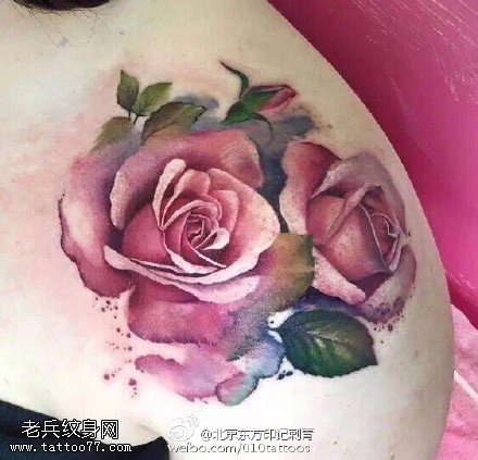 肩部的荆棘玫瑰纹身图案