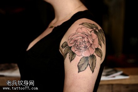 肩部荆棘玫瑰纹身图案