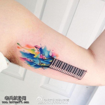 手表水彩的钢琴纹身图案