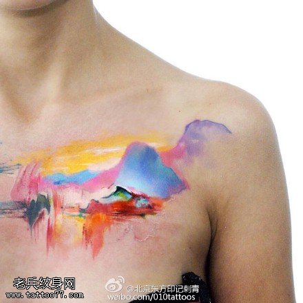 肩膀水彩山河纹身图案