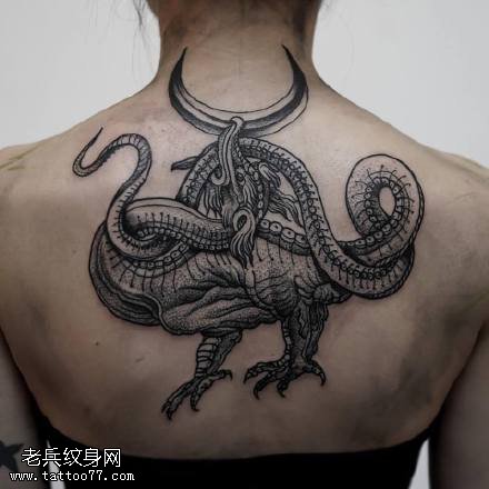 背部的怪物纹身图案