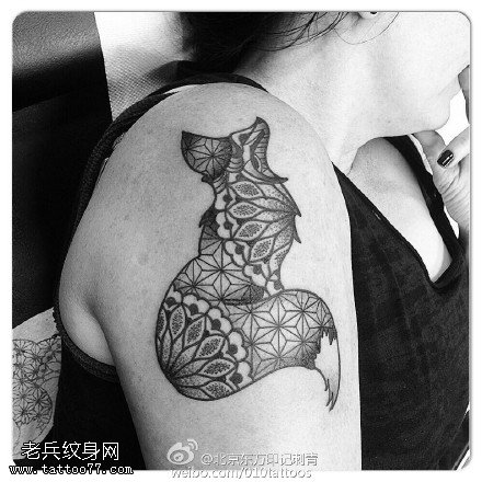 肩膀的梵花猫纹身图案