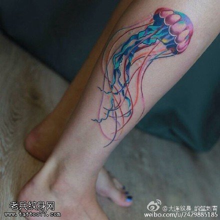 腿部水彩水母纹身图案
