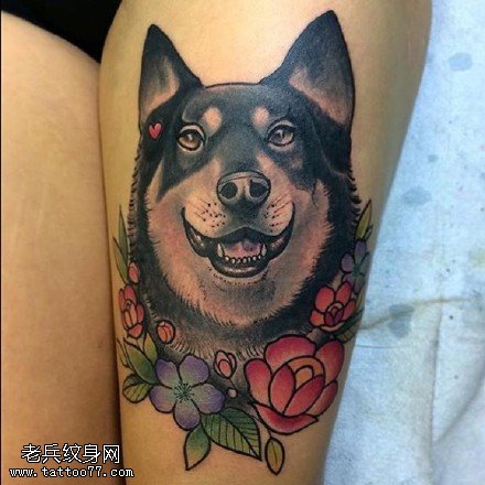 大腿上呆萌的狗狗纹身图案