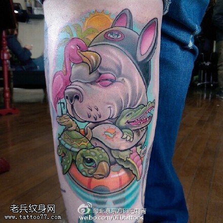 大腿上的小猪纹身图案