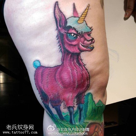 大腿上的独角羊纹身图案