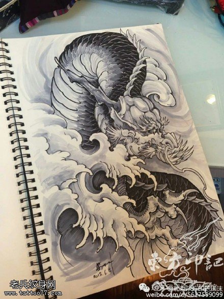 手稿龙浪花纹身图案